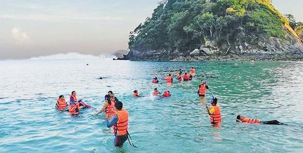 德林达依省高栋地区海岛在新年假期期间迎来众多国内游客