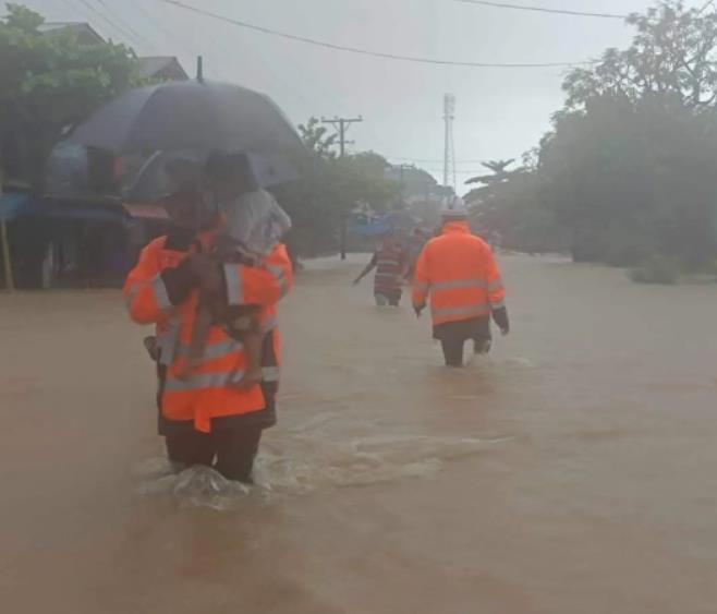 孟邦多地在暴雨过后积水严重 大批民众已搬移