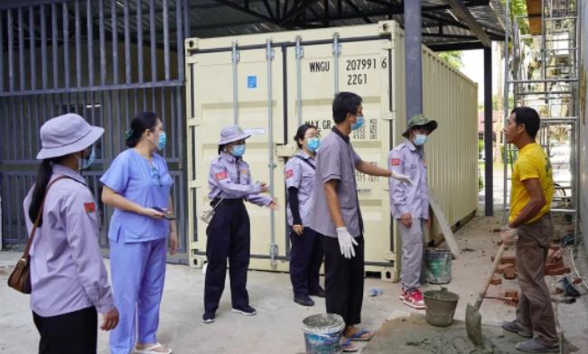 我区卫生局联合中国勐海县疾控中心指导群众开展预防登革热消杀工作
